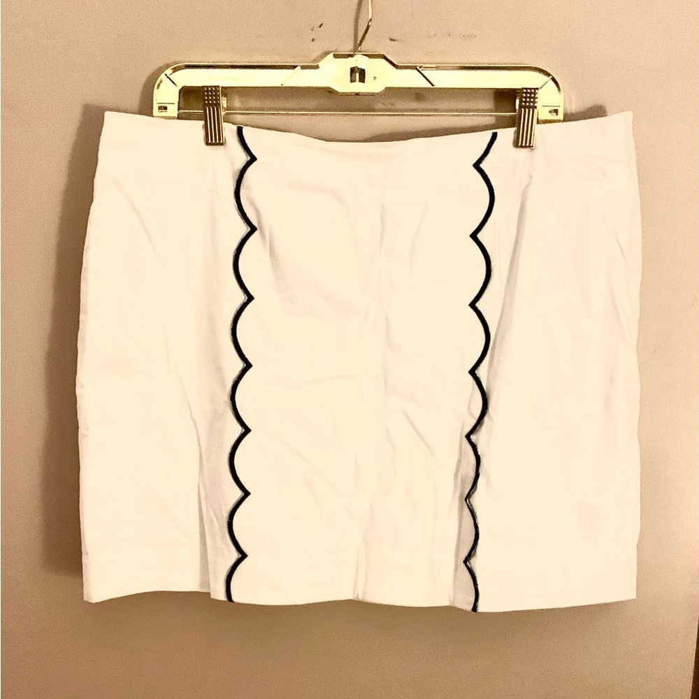 Crown & Ivy White Mini Skirt with Navy Blue Scalloped Trim